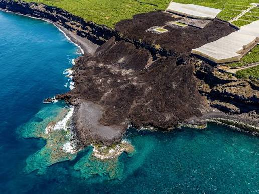 Volcán de Tajogaite 2021al llegar a la costa en La Palma