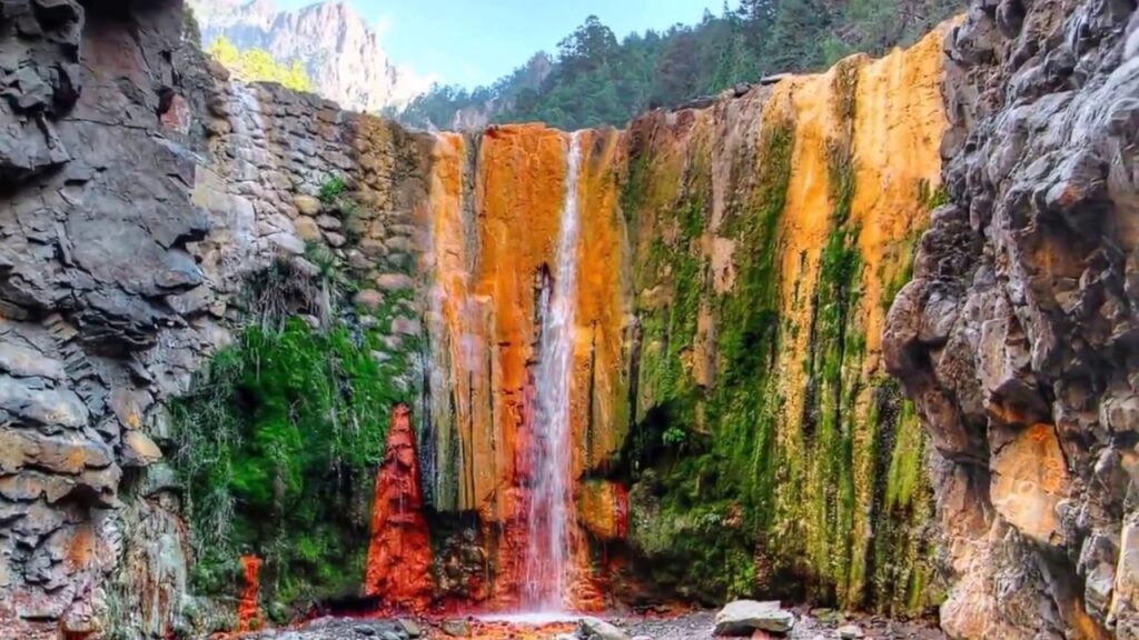 Cascada de Colores en La caldera de Taburiente en la isla de La Palma