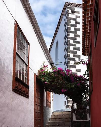 Casco histórico y de fondo iglesia en Garachico