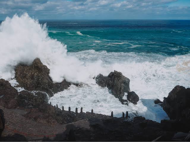 El charco de la Laja, con el mar malo