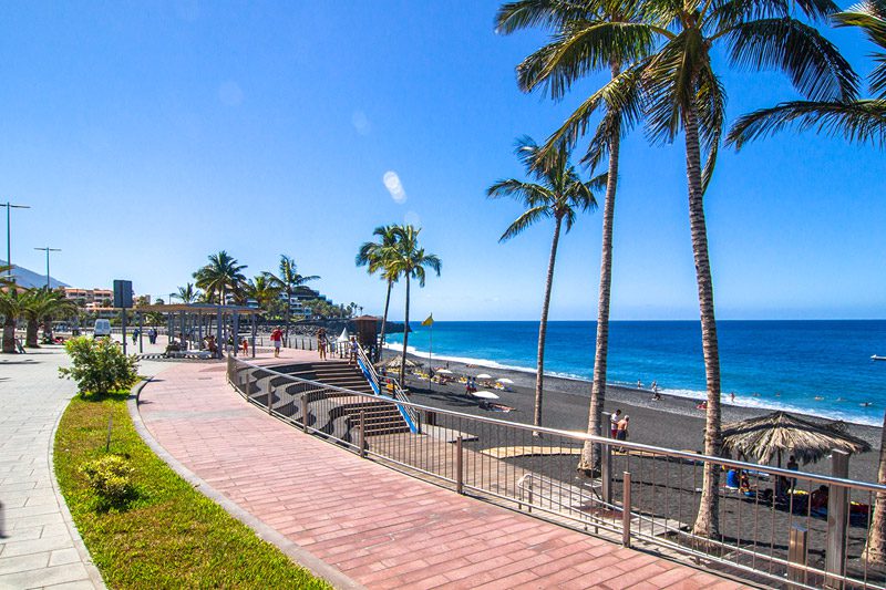 paseo marítimo y playa de Puerto Naos en La Palma